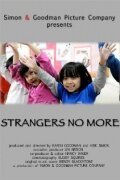 Смотреть фильм Здесь нет чужих / Strangers No More (2010) онлайн в хорошем качестве HDRip