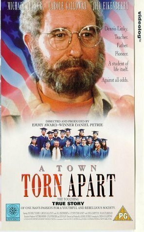 Смотреть фильм A Town Torn Apart (1992) онлайн в хорошем качестве HDRip