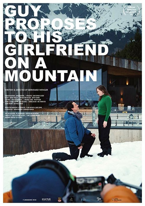 Смотреть фильм Guy proposes to his girlfriend on a mountain (2019) онлайн 